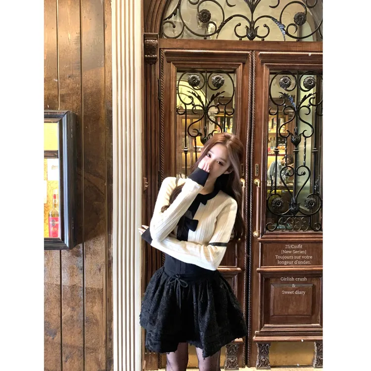 【晚间星屑】小香feel竖条黑白蝴蝶结撞色收腰针织衫上衣配显瘦短裙