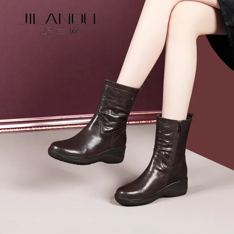 羊皮毛一体中筒靴女2025冬季新款妈妈鞋厚底坡跟短靴加绒真皮女靴