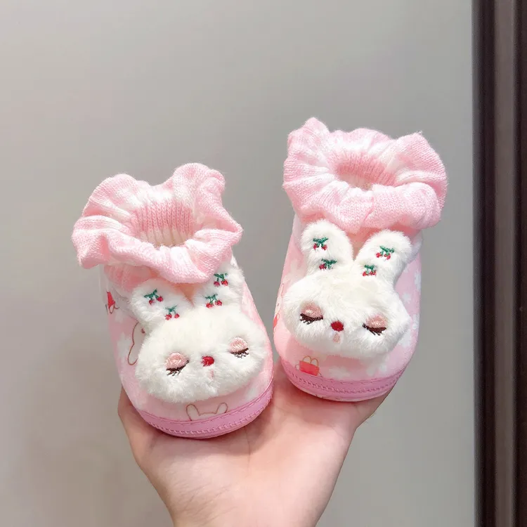 婴儿秋冬款软底步前鞋女宝宝可爱保暖防掉袜鞋0-6-12个月婴儿鞋子