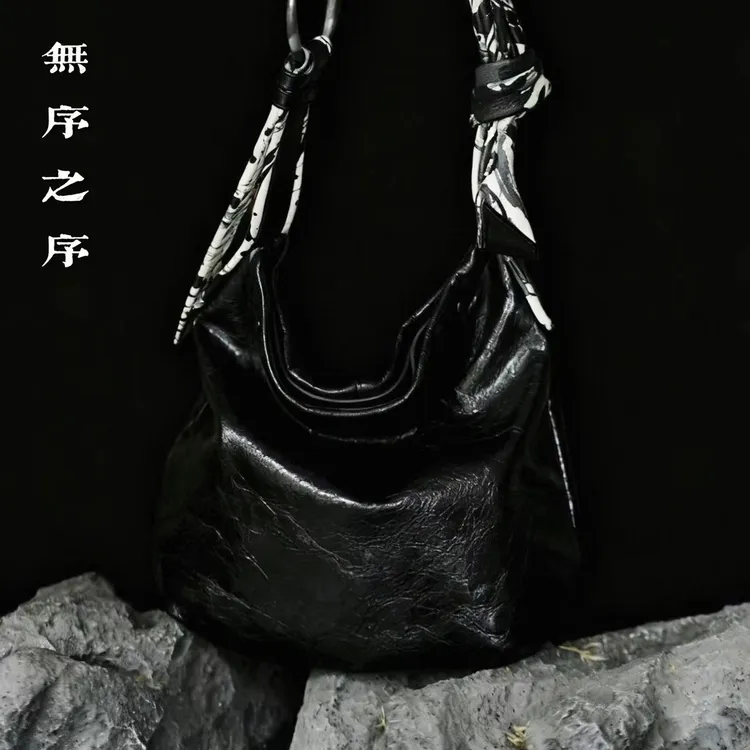 【无序之序】春夏新款时尚休闲斜跨黑色设计感小众个性真皮牛皮包