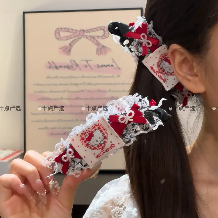 哈喽KT猫超绝多巴胺卡通可爱红蕾丝香蕉夹珠珠蝴蝶结扭扭原创设计
