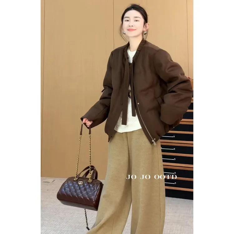 玖了个玖 2025短款 极简百搭毛呢飘带分隔压绒羽绒服 2510C6946