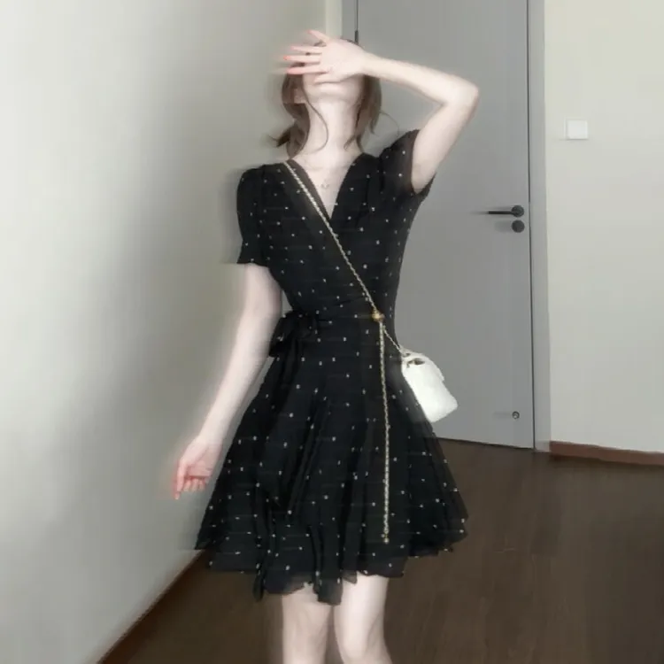 4082黑色波点连衣裙女夏季2025新款爆款小个子巨好看漂亮掐腰短裙
