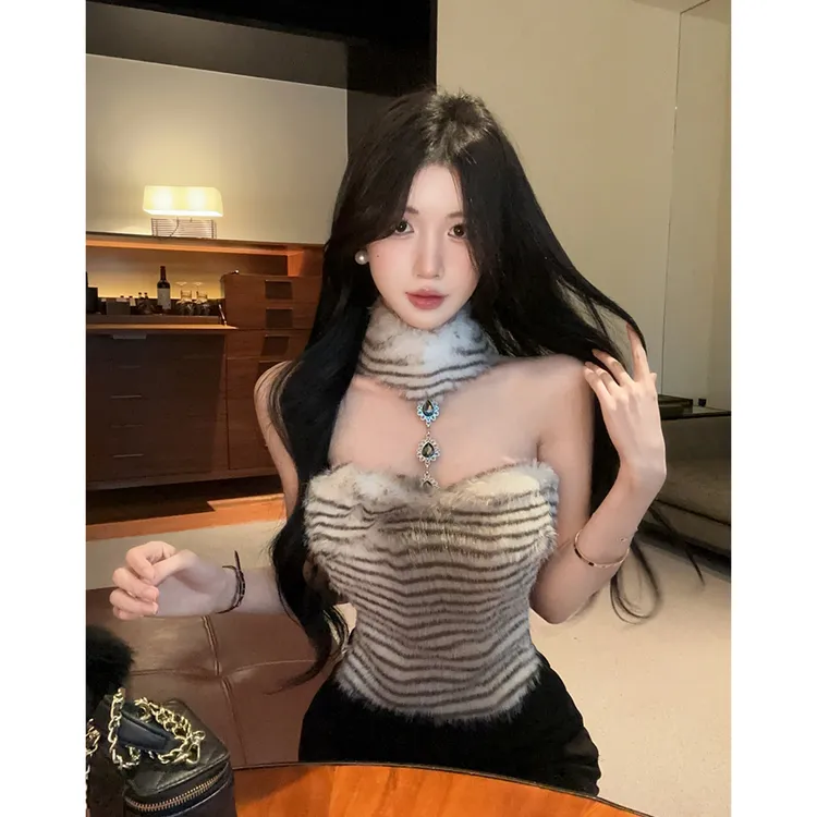 挂脖吊带背心女2025新款秋冬季新款内搭性感豹纹毛毛拼接上衣女