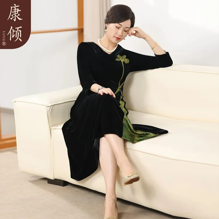 妈妈装秋季新中式连衣裙2025新款中老年春秋国风金丝绒遮肚子长裙