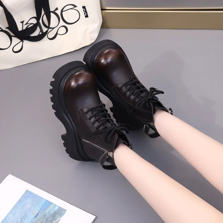 超火炸街厚底马丁靴女2025秋冬新款增高显脚小软底轻便圆头机车靴