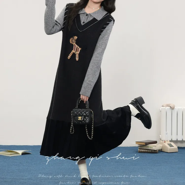 孕妇秋装连衣裙2025新款潮妈孕期穿搭假学院风刺绣卡通假两件裙子