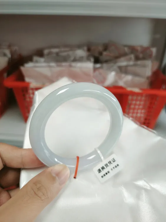 福镯胖圆双十一57.6圈口，半山水型春带彩，天然缅甸翡翠手镯A货