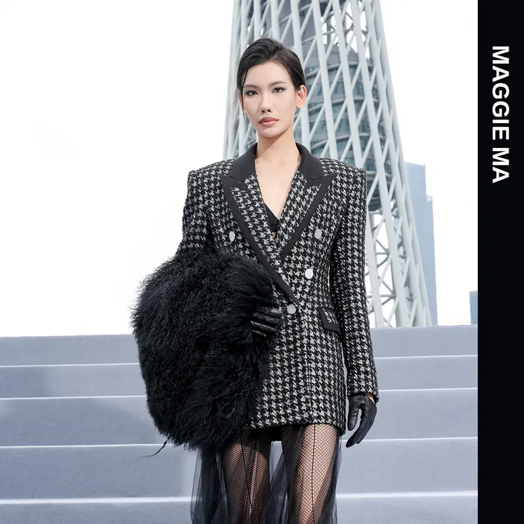 MAGGIE MA马婧「驳领雅韵」设计师款复古风枪驳领千鸟格外套570C