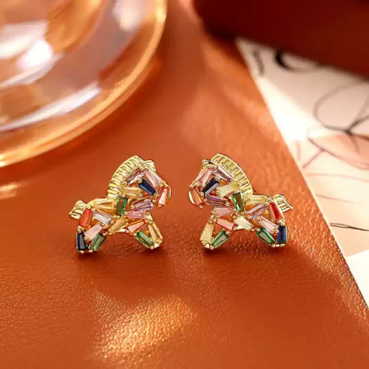 铜合金耳饰 爆款新年生肖小马彩色水晶耳钉高级感时尚精致可爱