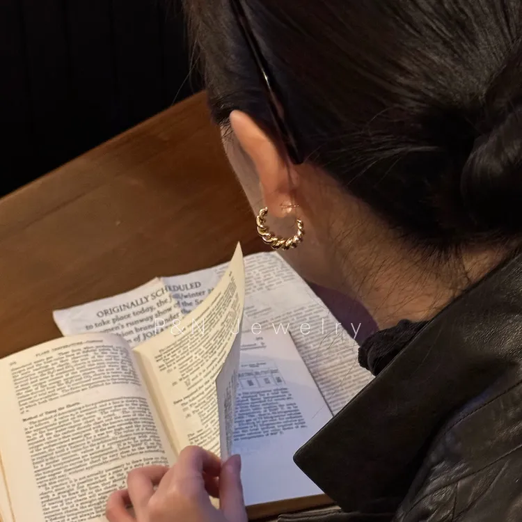 p&n 铜合金耳饰 925银针秋冬经典百搭 法式复古牛角包耳环【视频】商品图