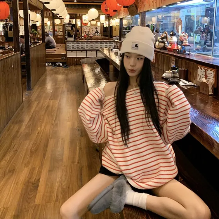 韩系慵懒风条纹斜肩针织衫女2025年新款宽松休闲百搭露肩长袖毛衣