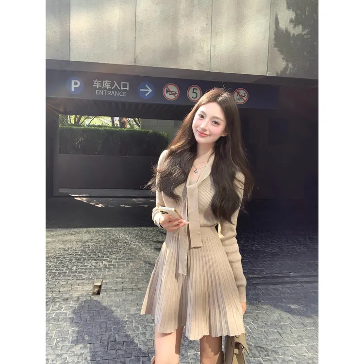 温柔风系带V领针织连衣裙女秋冬新款气质修身显瘦包臀内搭短裙子