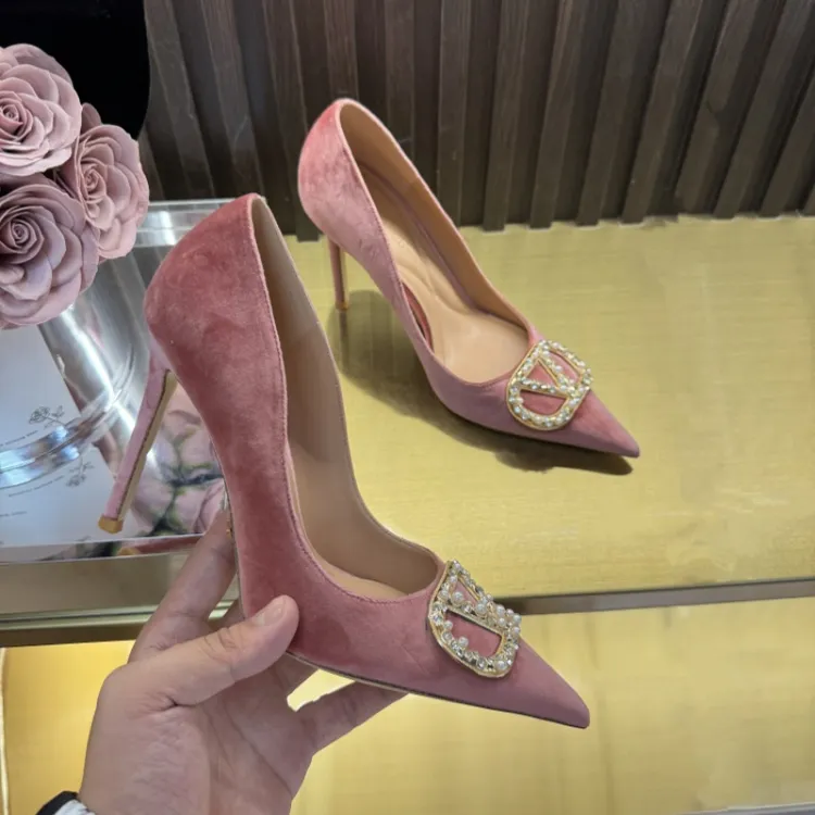 粉色高跟鞋女2025新款冬细跟气质高级不累脚绝美珍珠扣尖头单鞋