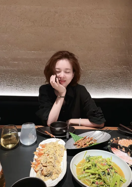 2025夏季新款韩系气质通勤简约黑色衬衫高腰格格纹绑带半身裙套装