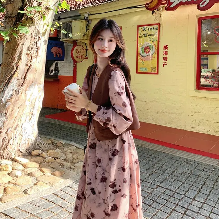 碎花长袖连衣裙女春秋2025超火独特漂亮温柔风马甲长裙子两件套装