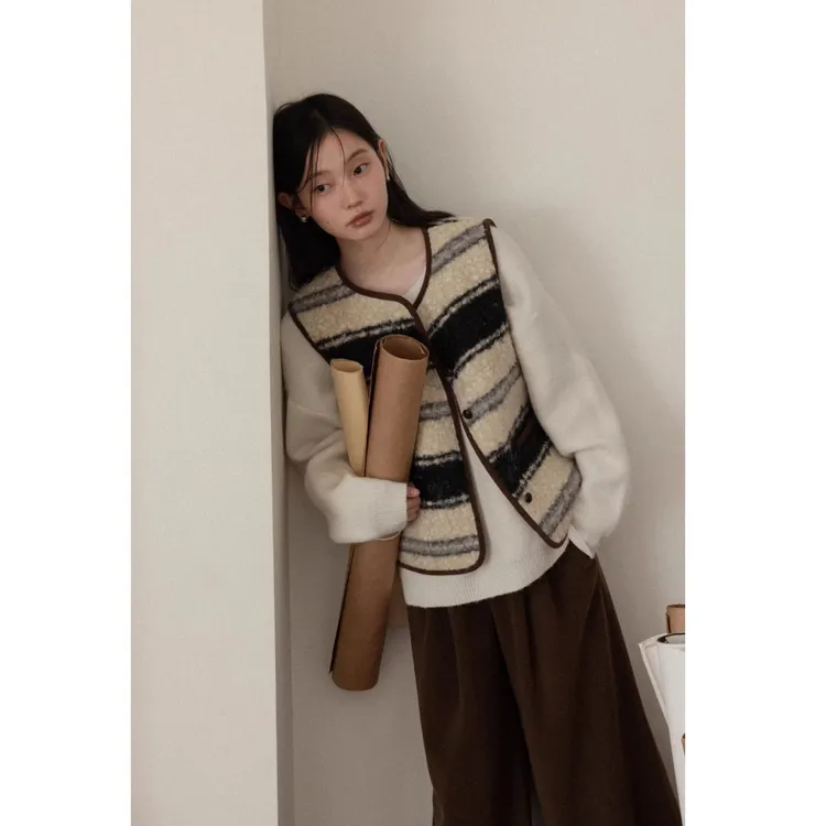 羊城故事-复古百搭糕糕绒马甲秋冬宽松条纹背心女冬Y51256049