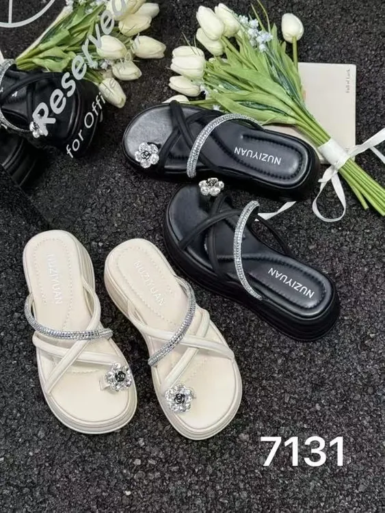 夏天清凉厚底带钻拖鞋韩版风格