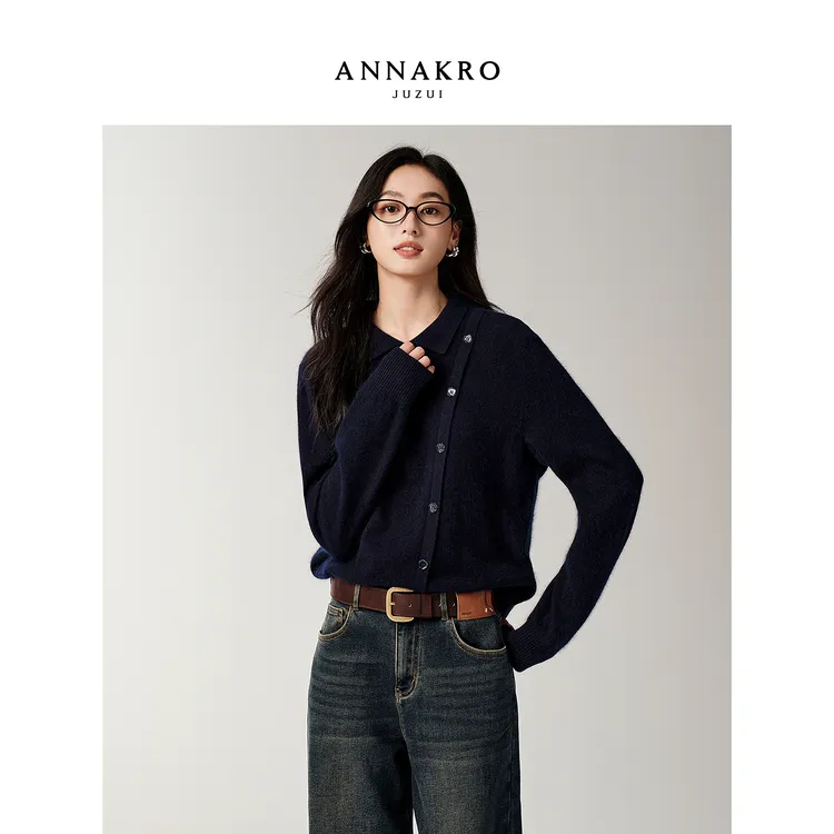 玖姿安娜蔻轻熟通勤风翻领纽扣装饰H型毛针织衫女25款KWFD31082