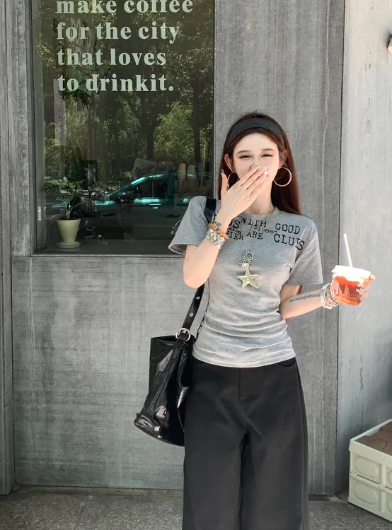 美式辣妹正肩短袖t恤女2025夏季新款灰色修身设计感绝美小上衣潮