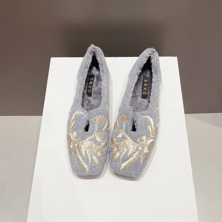 新中式复古平底单鞋女秋冬新款刺绣呢子方头加绒保暖外穿毛毛鞋子