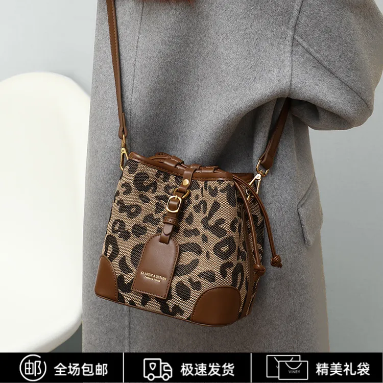 Viney包包女斜挎包2025款豹纹水桶包单肩包生日礼物送女友送老婆