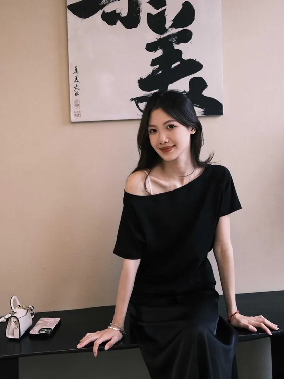 斜肩纯色短袖T恤女夏季辣妹风宽松设计感百搭显瘦通勤露肩上衣ins