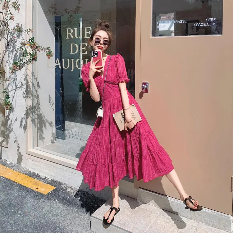 绝美火龙果色V领泡泡袖连衣裙女2025夏法式浪漫蝴蝶结收腰中长裙