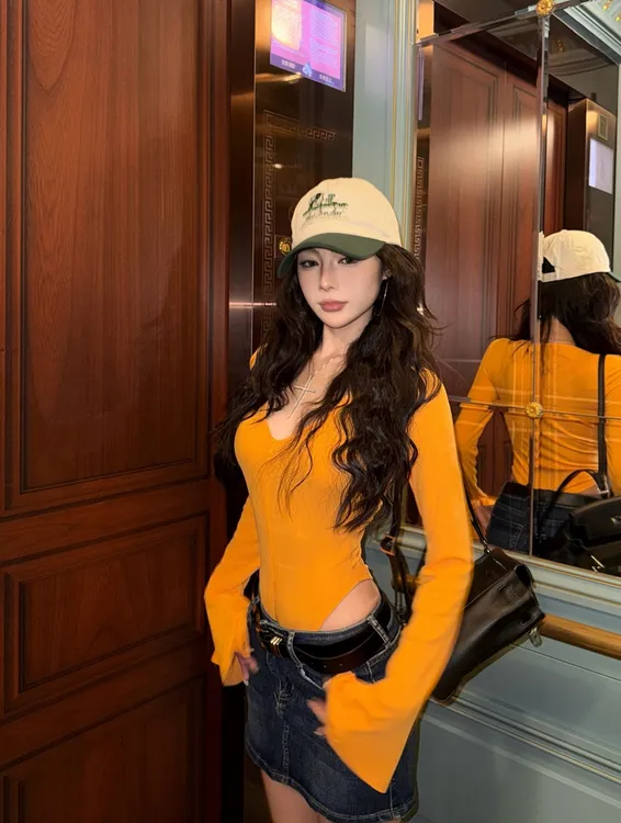 常规款修身型短款小众渐变V领T恤时尚抗皱长袖显瘦性感辣妹连体衣