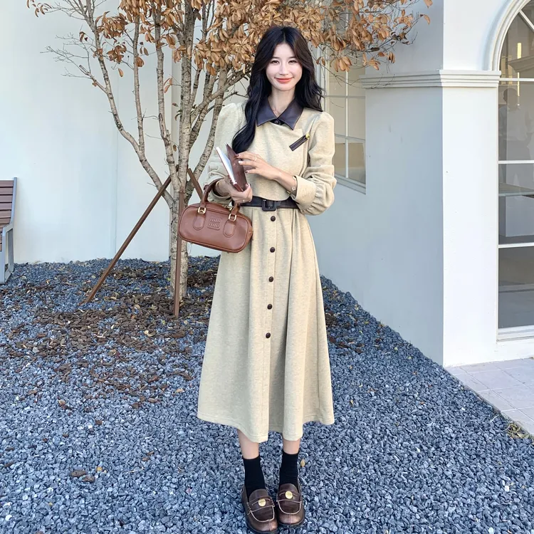 PU皮撞色翻领卡其色收腰连衣裙女春秋2025新款显瘦优雅巨好看长裙