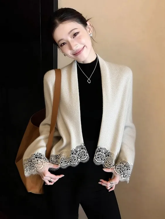 米色针织斗篷披肩女2025冬季轻熟名媛风韩版针织开衫蕾丝拼接外披