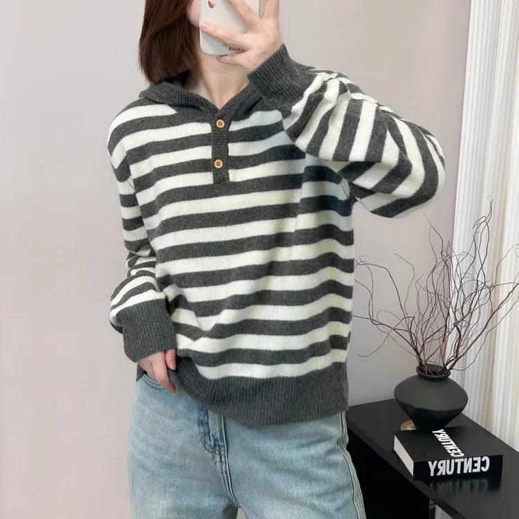 小浣熊连帽条纹纽扣通勤针织衫秋季新款宽松长袖百搭打底衫毛衣女