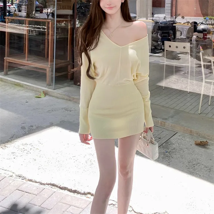 纯欲风百搭V领长袖包臀小个子针织连衣裙早辣妹收腰显瘦修身短裙