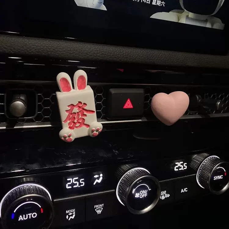 可爱兔年麻将发财汽车车载香薰出风口装饰香氛扩香石车内饰品摆件