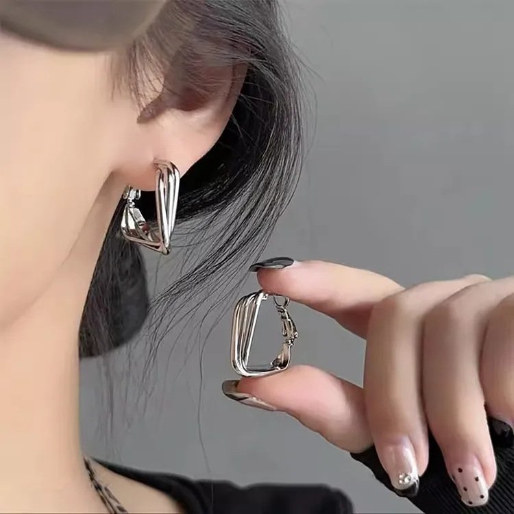铜合金耳饰 银色几何扭曲耳环女小众设计个性冷淡风金属耳钉耳饰