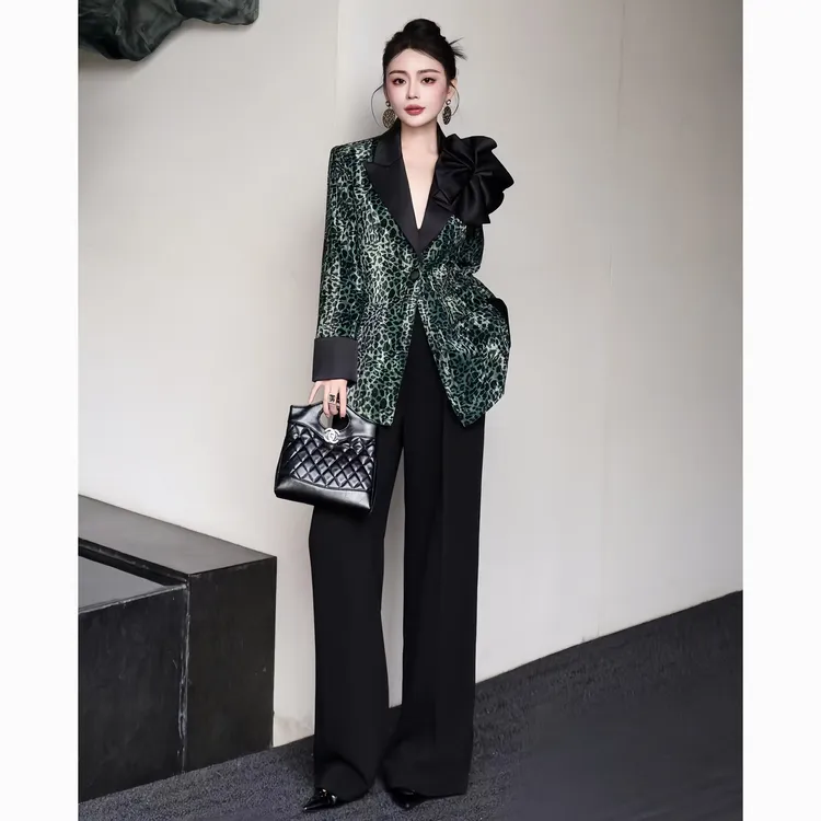 ZEROYK轻熟风职业套装女高级感立体花朵丝绒豹纹西服两件套