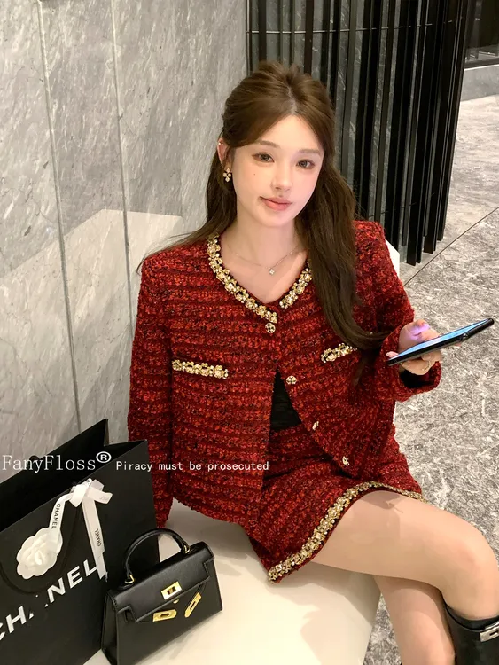 2025新款高级感红色钉钻宽松粗花呢短外套重工金扣亮丝短裙套装