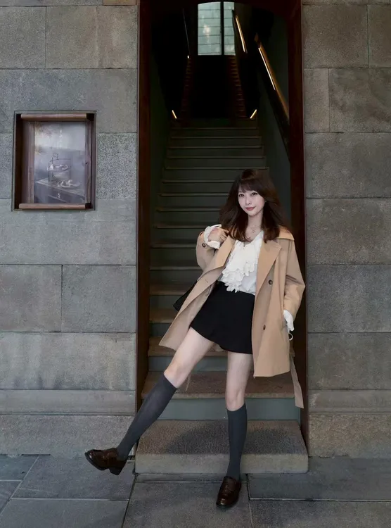 2025秋季新款法式复古大翻领袖风衣设计感蕾丝拼接上衣黑色裙裤