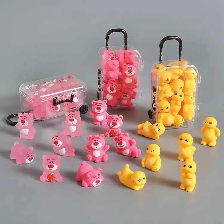 可爱夜光草莓熊奶龙公仔摆件行李箱模型车载桌面装饰小配件玩具