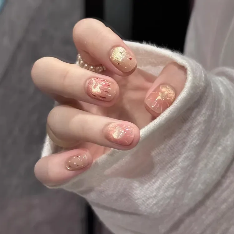 手工穿戴甲新年粉色金光猫眼爆闪星星波点短款腮红高级感美甲