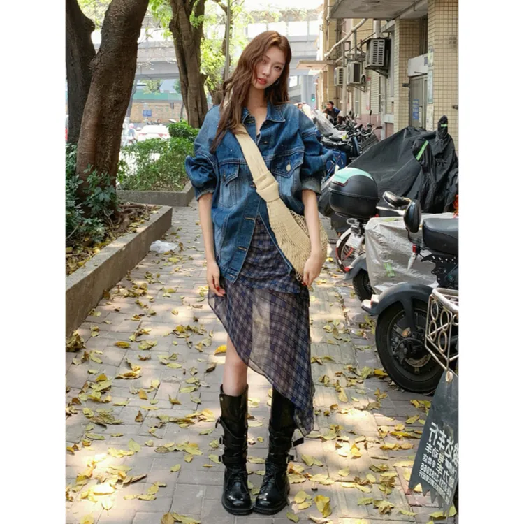 辣妹设计感穿搭蓝色牛仔外套女气质百搭显瘦格纹拼接吊带裙子套装