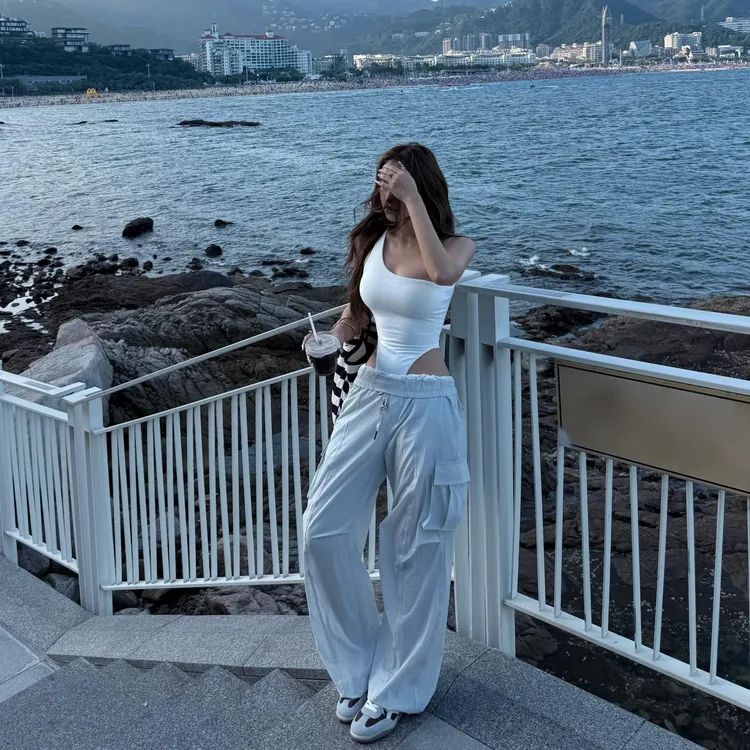 辣妹斜肩背心连体紧身修身宽松阔腿裤子套装白色运动小众显瘦休闲