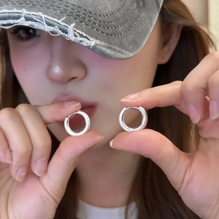 铜合金耳饰 时尚美学 银色拉丝素圈耳环女高级感耳圈耳钉耳饰