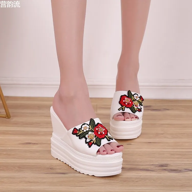外穿绣花坡跟拖鞋女2025夏季新款性感露趾防水台厚底高跟一字凉拖