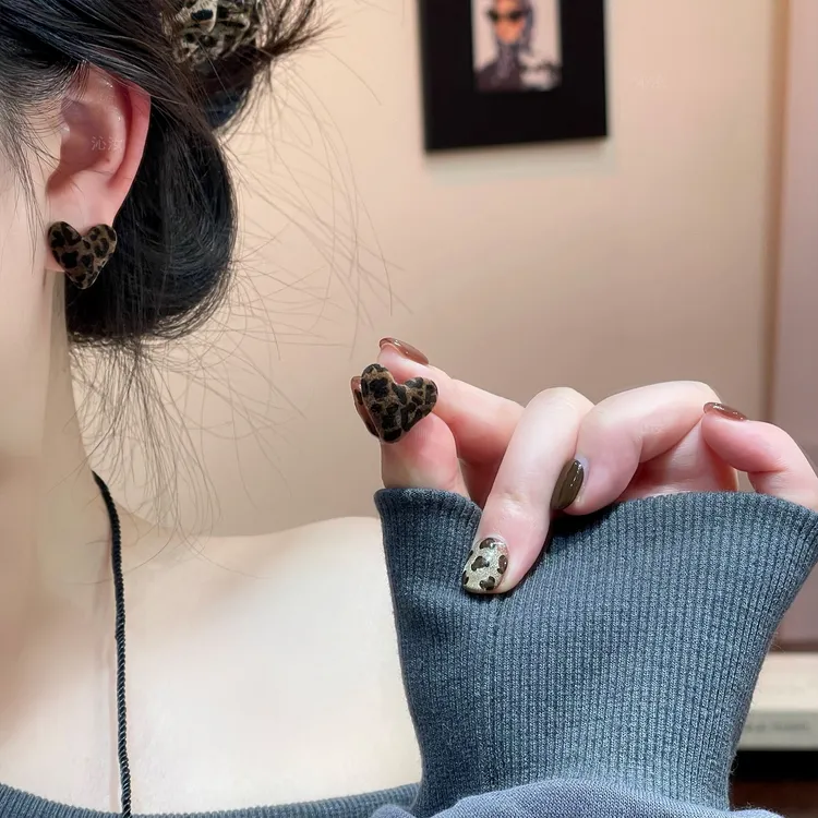 【沁汝饰品】FQ775豹纹爱心耳钉简约气质百搭时尚