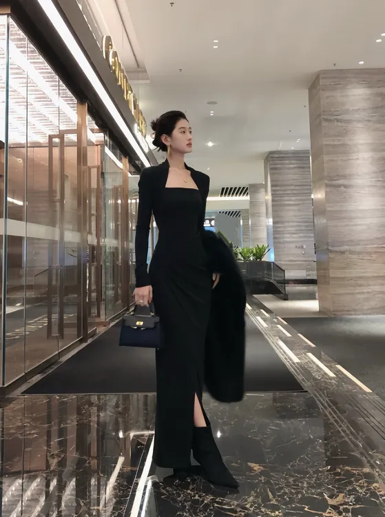 法式修身方领褶皱连衣裙秋冬新款御姐风显瘦气质打底包臀开叉长裙