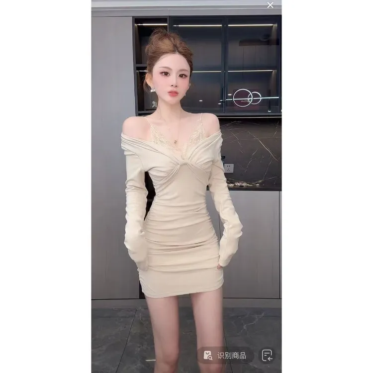 曼曼【攻心曲线】 性感御姐风蕾丝拼接V领加绒连衣裙3793#