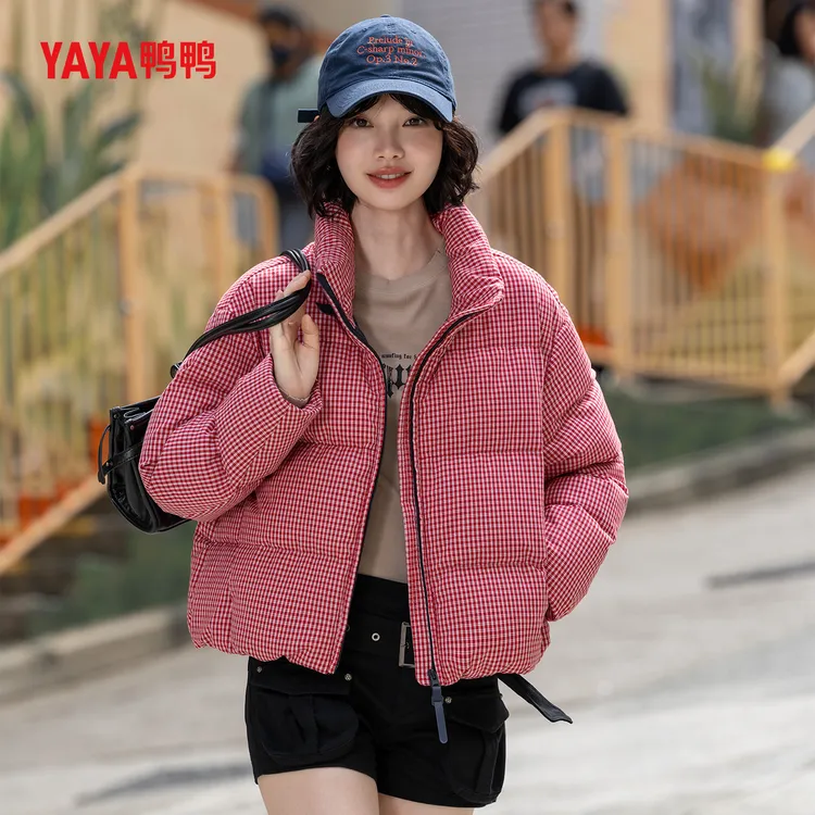 YAYA鸭鸭官方新国标90绒羽绒服短款千鸟格简约时尚防寒保暖外套
