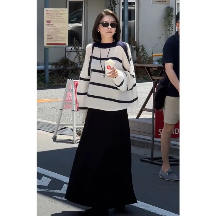 慵懒感时尚早秋舒适个性穿搭撞色圆领条纹长袖上衣垂感半身裙套装