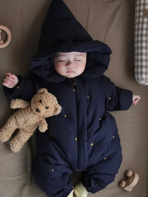 2025新款宝宝羽绒服连体衣网红0-1岁婴幼儿外出抱衣服秋冬季保暖2